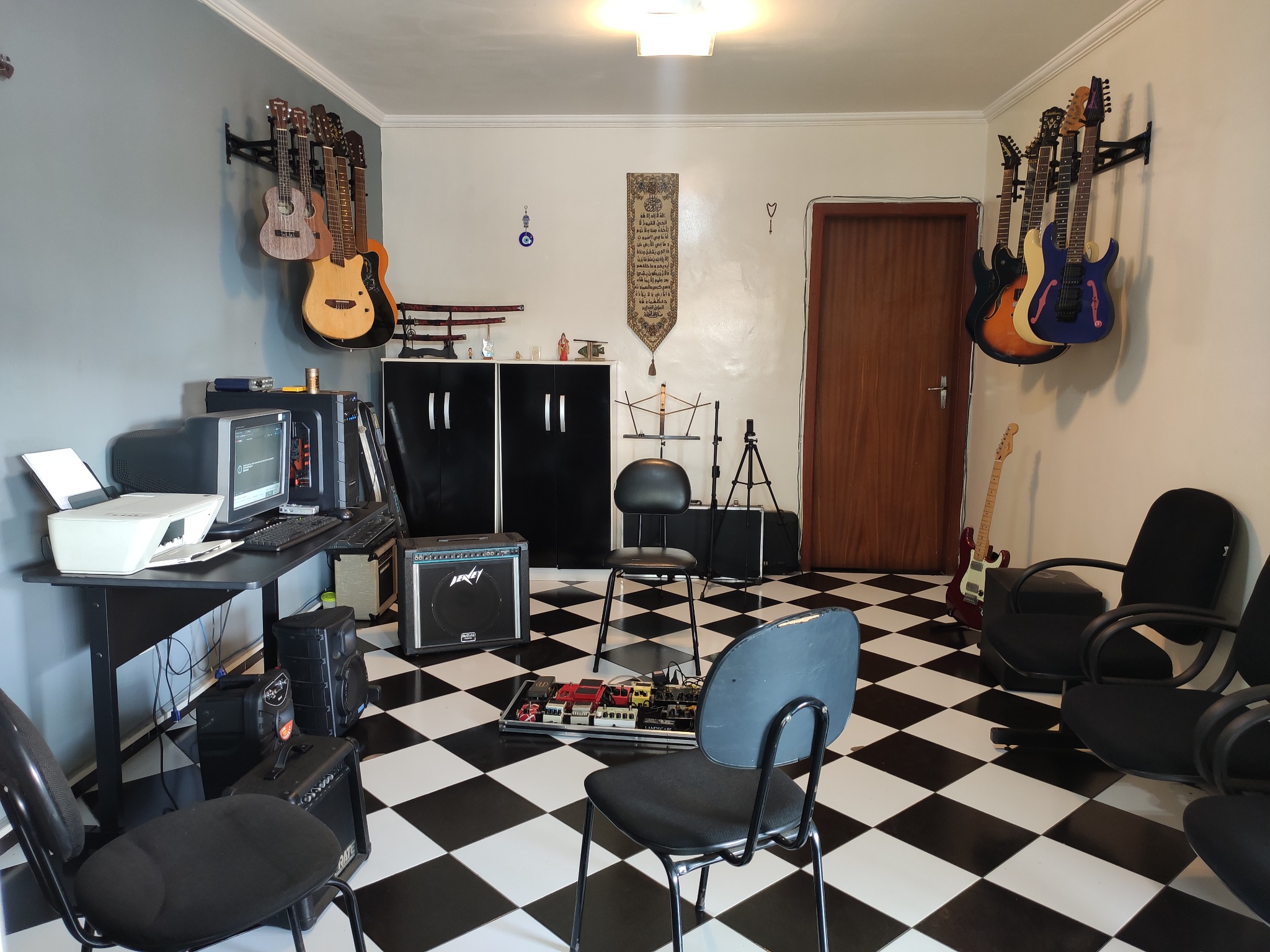 Sala da Planet Guitar com instrumentos e equipamentos