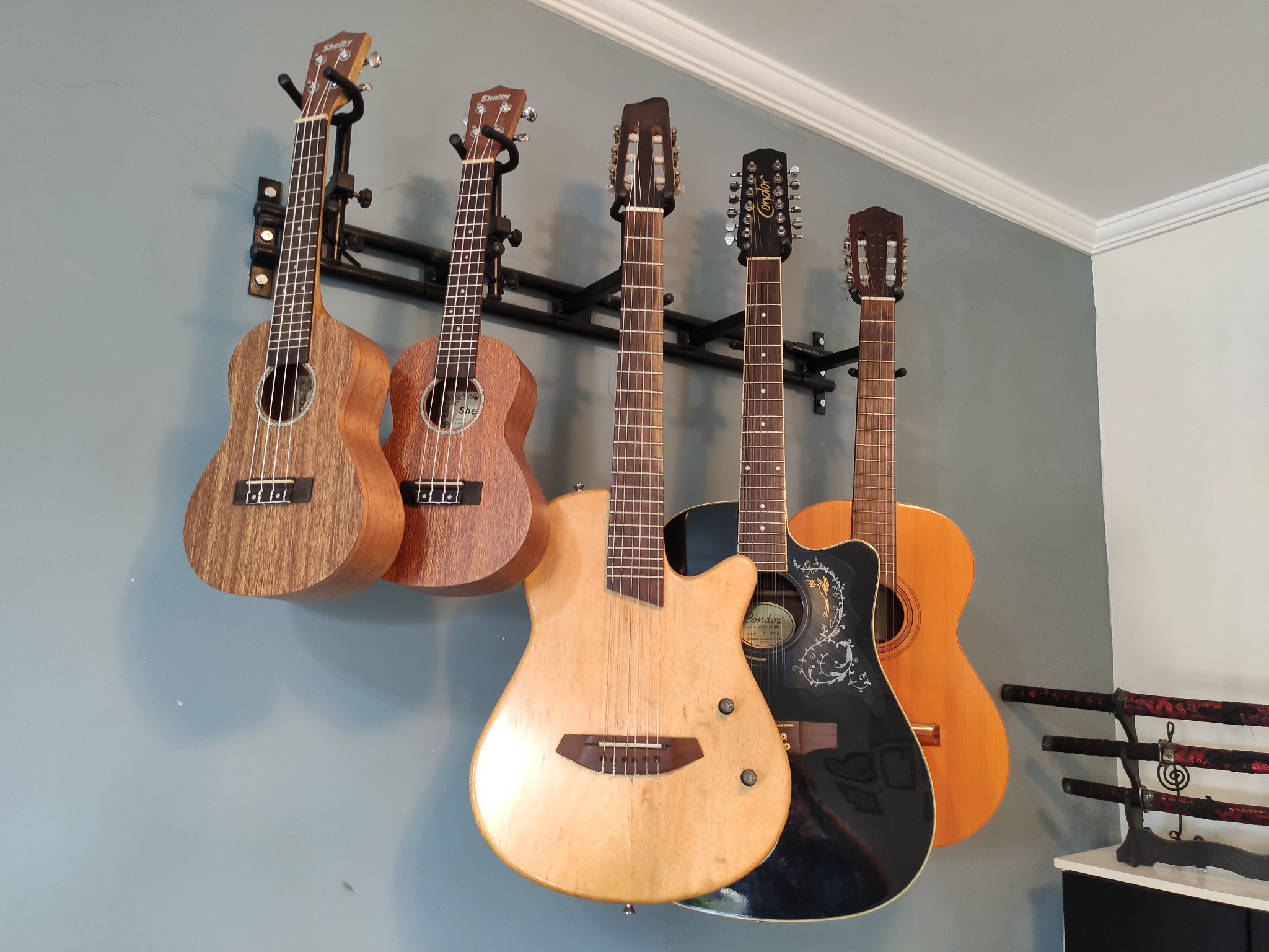 Violões e ukuleles na Planet Guitar